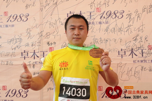 2015年橫馬比賽現(xiàn)場,不少參與者拿著獎牌拍照留念 2015年橫馬比賽現(xiàn)場,不少參與者拿著獎牌拍照留念