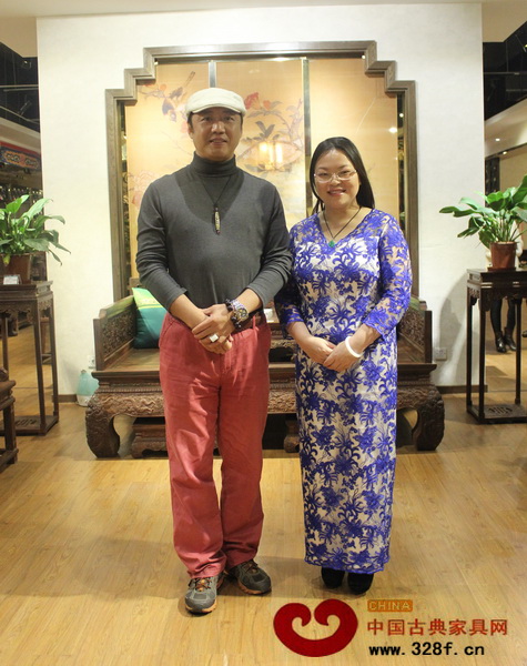 活動中,中國書畫名家劉延風(左)與孔連紅木董事總經(jīng)理李宏志(右)合影留念 活動中,中國書畫名家劉延風(左)與孔連紅木董事總經(jīng)理李宏志(右)合影留念