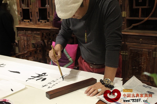 劉延風老師正在揮毫潑墨 劉延風老師正在揮毫潑墨