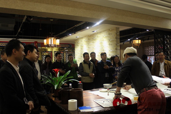 到場嘉賓們滿懷期待,等待劉延風老師完成作品 到場嘉賓們滿懷期待,等待劉延風老師完成作品