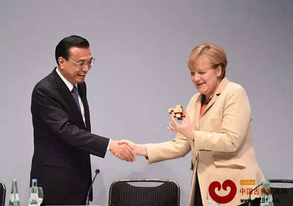 李克強(qiáng)訪問(wèn)德國(guó)把具有中國(guó)紅木文化精髓的魯班鎖贈(zèng)送給默克爾總理 李克強(qiáng)訪問(wèn)德國(guó)把具有中國(guó)紅木文化精髓的魯班鎖贈(zèng)送給默克爾總理