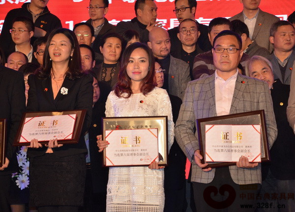 中山鴻發(fā)家具董事長蕭照興(代,中)當(dāng)選第六屆理事會副會長 中山鴻發(fā)家具董事長蕭照興(代,中)當(dāng)選第六屆理事會副會長