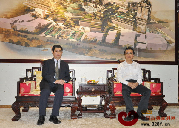 2013年10月28日紅博城項(xiàng)目啟動(dòng)儀式上,中山市市長陳良賢(右)與朱長嶺在紅博城館內(nèi)合影 2013年10月28日紅博城項(xiàng)目啟動(dòng)儀式上,中山市市長陳良賢(右)與朱長嶺在紅博城館內(nèi)合影