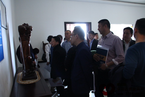 2016年紅木發(fā)展趨勢分析會開始前，與會成員一同參觀紹興金利門紅木樓