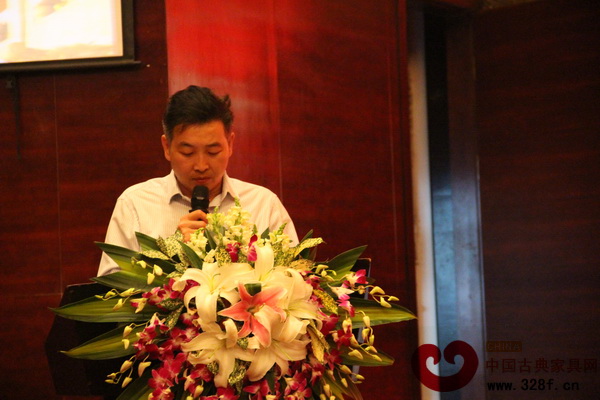 浙江省紅木產(chǎn)業(yè)協(xié)會常務(wù)副會長李曉東做協(xié)會2015年工作總結(jié)和2016年工作計劃