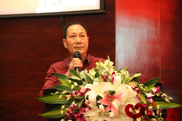 東陽市御乾堂宮廷紅木家具有限公司董事長馬海軍作為獲獎企業(yè)代表在會上發(fā)言