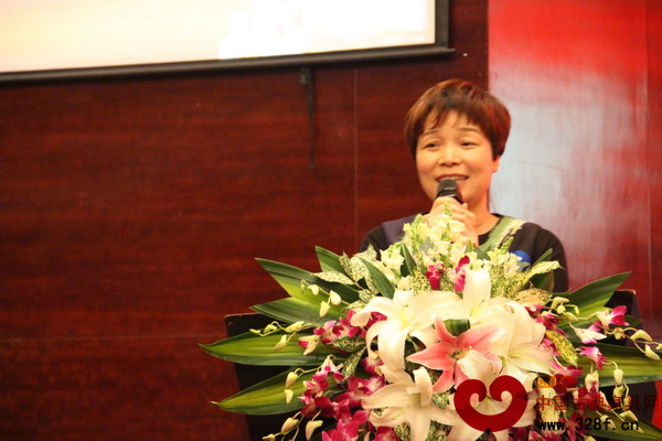 東陽市銘華古典紅木家具有限公司總經(jīng)理陳艷華作為獲獎個人代表分享了自己的心得體會