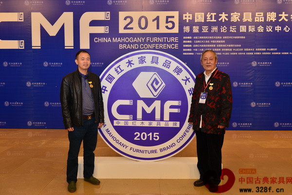 清藝居紅木董事長李裕青受邀參加第六屆中國紅木家具品牌大會(huì),并與古典家具傳承工藝大師王秀林合影 清藝居紅木董事長李裕青受邀參加第六屆中國紅木家具品牌大會(huì),并與古典家具傳承工藝大師王秀林合影
