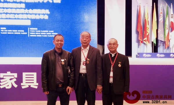 清藝居紅木董事長李裕青受邀參加第六屆紅木家具品牌大會(huì)，并與中南林業(yè)科技大學(xué)博士生導(dǎo)師胡景初（右一）和中國紅木家具技術(shù)專家曹新民（中）合影