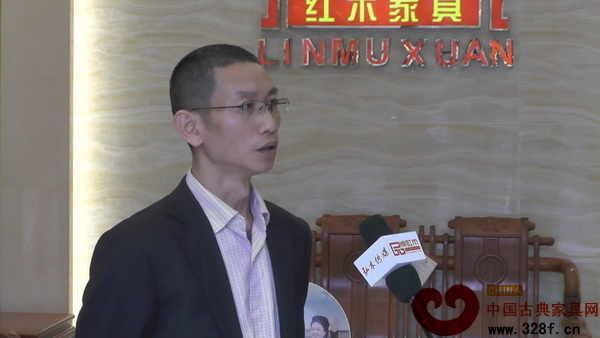 林木軒董事長(zhǎng)接受品牌紅木、中國(guó)古典家具網(wǎng)記者采訪 林木軒董事長(zhǎng)接受品牌紅木、中國(guó)古典家具網(wǎng)記者采訪
