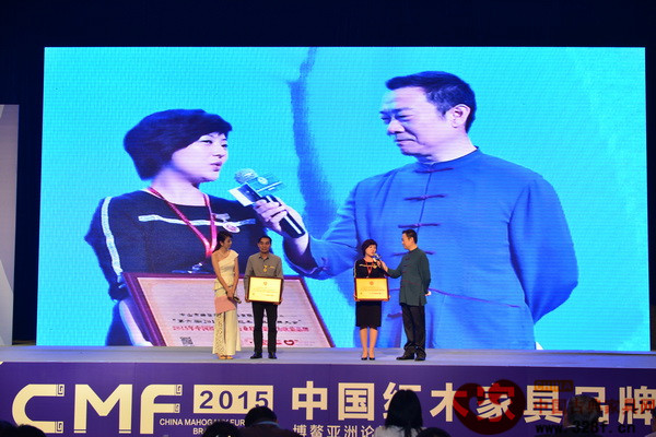 瑞昇家居榮獲“2015中國(guó)紅木家具行業(yè)特別影響力軟裝品牌”,總經(jīng)理饒穎接受央視著名主持人趙保樂(lè)采訪,發(fā)表獲獎(jiǎng)感言 瑞昇家居榮獲“2015中國(guó)紅木家具行業(yè)特別影響力軟裝品牌”,總經(jīng)理饒穎接受央視著名主持人趙保樂(lè)采訪,發(fā)表獲獎(jiǎng)感言