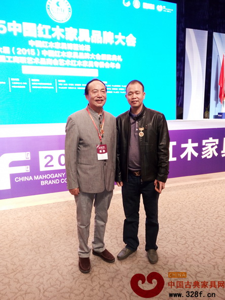 在第六屆中國紅木家具品牌大會上清藝居董事長李裕青與亞太地區(qū)手工藝大師、中國工藝美術(shù)大師馮文土合影