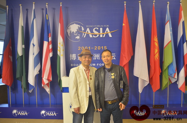 在海南博鰲亞洲論壇國際會議中心，清藝居董事長與家具專業(yè)資深媒體人王周合影