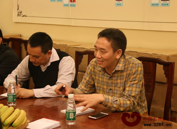 集古韻今總經(jīng)理陳新平提到，中山市工藝美術(shù)協(xié)會木雕專業(yè)委員會的成立致力做好文化傳承，成為木雕人才的聚集地，適時應(yīng)行業(yè)所需。