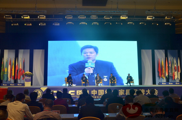 東成紅木董事長張錫復(fù)(右二)受邀出席“中國紅木家具博鰲論壇暨第六屆中國紅木家具品牌論壇” 東成紅木董事長張錫復(fù)(右二)受邀出席“中國紅木家具博鰲論壇暨第六屆中國紅木家具品牌論壇”