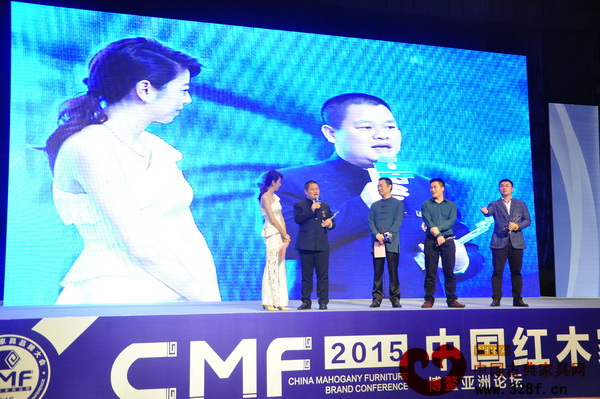 匠王紅木董事長(zhǎng)李茂先(左二)榮獲“2015年中國(guó)紅木家具行業(yè)杰出青年企業(yè)家”大獎(jiǎng),并在臺(tái)上接受央視主持人趙保樂采訪 匠王紅木董事長(zhǎng)李茂先(左二)榮獲“2015年中國(guó)紅木家具行業(yè)杰出青年企業(yè)家”大獎(jiǎng),并在臺(tái)上接受央視主持人趙保樂采訪