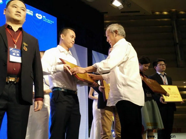 古典家具傳承工藝大師王秀林(右)為天工雋品董事長(zhǎng)林子昌頒發(fā)“2015年中國(guó)紅木家具十大創(chuàng)新力品牌”獎(jiǎng)牌 古典家具傳承工藝大師王秀林(右)為天工雋品董事長(zhǎng)林子昌頒發(fā)“2015年中國(guó)紅木家具十大創(chuàng)新力品牌”獎(jiǎng)牌