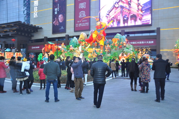 雖然天氣較冷,但現(xiàn)場(chǎng)吸引了許多熱情高漲的市民,大家紛紛拍手稱絕。 雖然天氣較冷,但現(xiàn)場(chǎng)吸引了許多熱情高漲的市民,大家紛紛拍手稱絕。