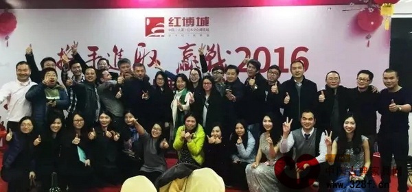 今年初，紅博城“攜手進(jìn)取，贏戰(zhàn)2016”答謝晚宴上，林孟禮（第二排左五）與員工們合影