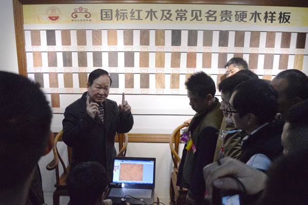 廣西大學林學院教授、享受國務院政府特殊津貼專家、國內最著名木材鑒定專家徐峰教授在介紹木材檢測方法