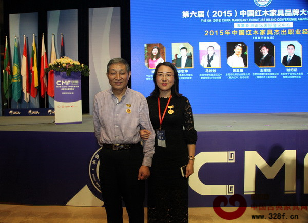 在第六屆中國(guó)紅木家具品牌大會(huì)上,國(guó)祥紅木總經(jīng)理黃玉萍(右)與原故宮博物院文??萍疾恐魅尾莒o樓合影留念 在第六屆中國(guó)紅木家具品牌大會(huì)上,國(guó)祥紅木總經(jīng)理黃玉萍(右)與原故宮博物院文??萍疾恐魅尾莒o樓合影留念