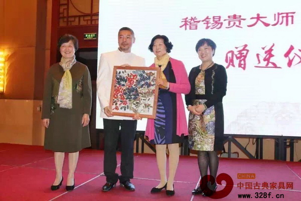 稽錫貴大師(左三)向紅博城贈送瓷畫板 稽錫貴大師(左三)向紅博城贈送瓷畫板