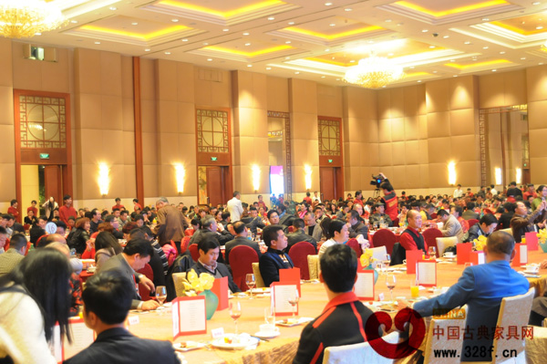 2016中國(中山)紅木家具文化博覽會暨中式家居生活文化節(jié)歡迎晚會隆重舉行,全國各地紅木行業(yè)優(yōu)秀企業(yè)代表、經(jīng)銷商近千余人齊聚一堂 2016中國(中山)紅木家具文化博覽會暨中式家居生活文化節(jié)歡迎晚會隆重舉行,全國各地紅木行業(yè)優(yōu)秀企業(yè)代表、經(jīng)銷商近千余人齊聚一堂