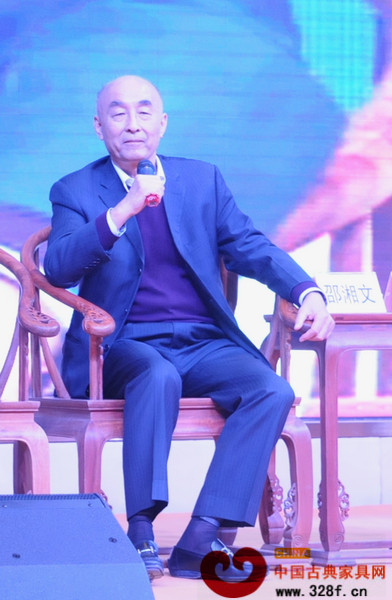 中國傳統(tǒng)工藝大師、深圳市宜雅紅木家具藝術(shù)品有限公司(泰和園)董事長邵湘文 中國傳統(tǒng)工藝大師、深圳市宜雅紅木家具藝術(shù)品有限公司(泰和園)董事長邵湘文