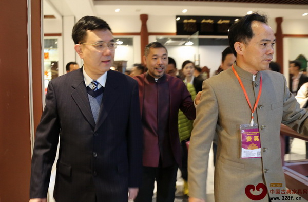 中山市市委書記薛曉峰（左一）、中山市大涌鎮(zhèn)黨委書記黃紅全（右一）等領導嘉賓進入紅博城觀展 