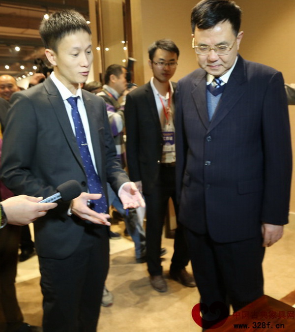 中山市市委書記薛曉峰（右一）走訪中山區(qū)氏臻品展廳，并與區(qū)氏臻品總經理區(qū)錦澤一同賞析家具