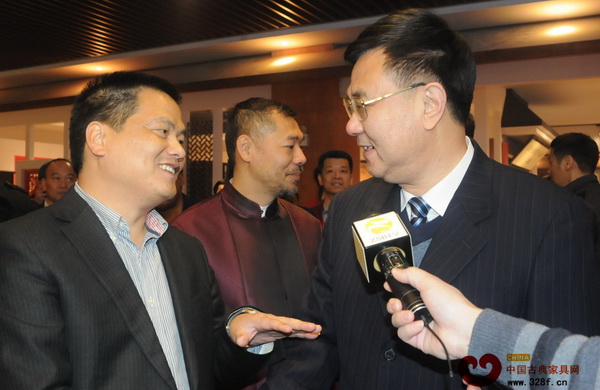 中山市市委書記薛曉峰（右一）走訪東陽中信紅木展廳，并與中信紅木董事長李忠信談論紅木家具