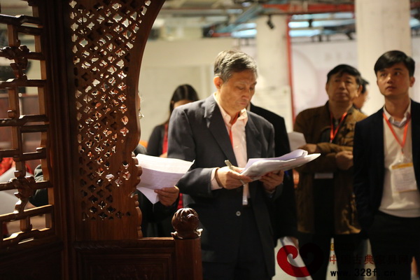 專家評審組在對《紅檀·拔步床》進行現(xiàn)場評分