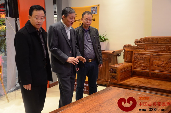 原故宮博物院文?？萍疾恐魅尾莒o樓、華南林業(yè)大學(xué)博士生導(dǎo)師李凱夫贊?jì)Q舞千祥沙發(fā)選料非常好，木紋極為漂亮