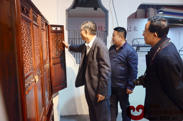 原故宮博物院文保科技部主任曹靜樓(左)、華南林業(yè)大學(xué)博士生導(dǎo)師李凱夫(右)對(duì)四合如意大小柜進(jìn)行現(xiàn)場(chǎng)點(diǎn)評(píng) 原故宮博物院文??萍疾恐魅尾莒o樓(左)、華南林業(yè)大學(xué)博士生導(dǎo)師李凱夫(右)對(duì)四合如意大小柜進(jìn)行現(xiàn)場(chǎng)點(diǎn)評(píng)