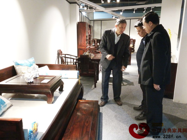 專家們就家具的做工細(xì)節(jié)問題與鈞福樓董事長(zhǎng)李錦先進(jìn)行深入的探討