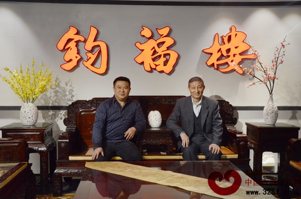 在鈞福樓紅博城四樓展館，鈞福樓董事長(zhǎng)李錦先（左）與原故宮博物院文?？萍疾恐魅尾莒o樓（右）合影