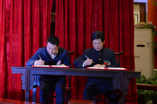 東成紅木董事長張錫復(fù)(左)與浙江綠城集團裝飾事業(yè)部總經(jīng)理項軍簽訂合作協(xié)議 東成紅木董事長張錫復(fù)(左)與浙江綠城集團裝飾事業(yè)部總經(jīng)理項軍簽訂合作協(xié)議