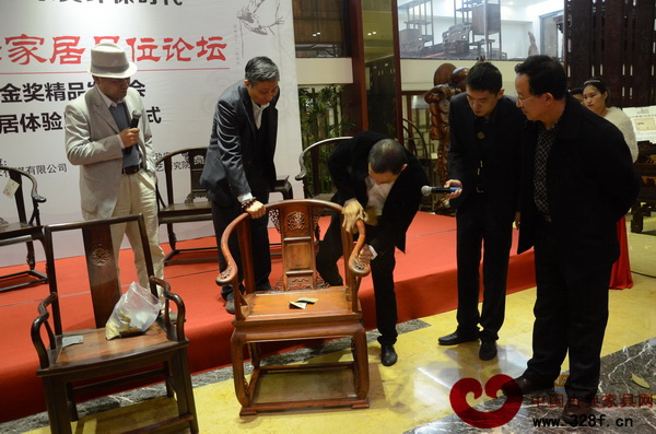 波記家具董事長伍建波現(xiàn)場通過砂紙的打磨和麻布的擦拭親自向大眾展示了光身家具的魅力