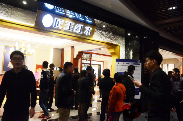 紅博會(huì)開幕首日,匠王紅木位于紅博城一樓和三樓的展廳人氣爆滿 紅博會(huì)開幕首日,匠王紅木位于紅博城一樓和三樓的展廳人氣爆滿