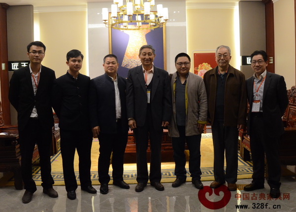 原故宮博物院文保科技部主任曹靜樓、東北林業(yè)大學(xué)明清家具研究所所長(zhǎng)、中央民族大學(xué)人體工程學(xué)專家蘇垣蘇垣、弘木傳媒CEO蒞臨匠王紅木展廳參觀指導(dǎo) 原故宮博物院文??萍疾恐魅尾莒o樓、東北林業(yè)大學(xué)明清家具研究所所長(zhǎng)、中央民族大學(xué)人體工程學(xué)專家蘇垣蘇垣、弘木傳媒CEO蒞臨匠王紅木展廳參觀指導(dǎo)