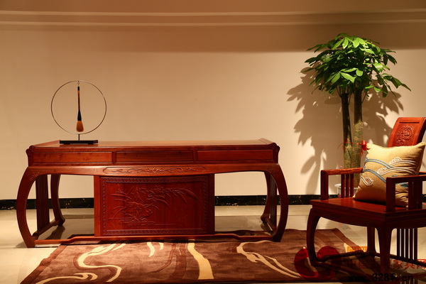 東方藝成選送的作品《緬甸花梨靈秀辦公臺(tái)》