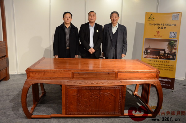 原故宮博物院文?？萍疾恐魅尾莒o樓（右）、華南林業(yè)大學(xué)博士生導(dǎo)師李凱夫（左）和東方藝成營(yíng)銷總監(jiān)李琦（中）在精品前合影