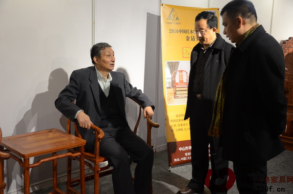 原故宮博物院文?？萍疾恐魅尾莒o樓（左）、華南林業(yè)大學博士生導師李凱夫（中）對《奧式黃檀圈椅》進行細致的點評