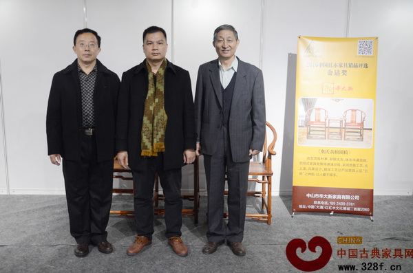 原故宮博物院文?？萍疾恐魅尾莒o樓（右）、華南林業(yè)大學博士生導師李凱夫（左）和辛大新總經(jīng)理辛家全（中）合影