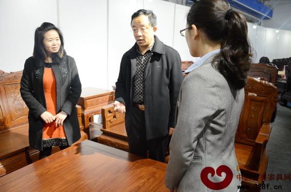 百富匯董事長(zhǎng)夫人吳偉蓉和市場(chǎng)經(jīng)理李穎如耐心聽(tīng)取華南林業(yè)大學(xué)博士生導(dǎo)師李凱夫?qū)Υ丝钌嘲l(fā)的解讀