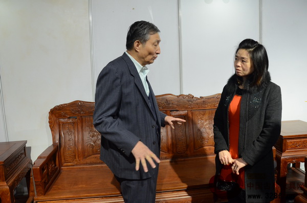 原故宮博物院文保科技部主任曹靜樓為百富匯董事長(zhǎng)夫人吳偉蓉深度點(diǎn)評(píng)此款沙發(fā)