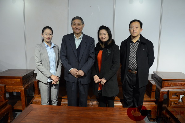 原故宮博物院文?？萍疾恐魅尾莒o樓（左二）、華南林業(yè)大學(xué)博士生導(dǎo)師李凱夫（右一）和百富匯董事長(zhǎng)夫人吳偉蓉（右二）、市場(chǎng)經(jīng)理李穎如（左一）合影