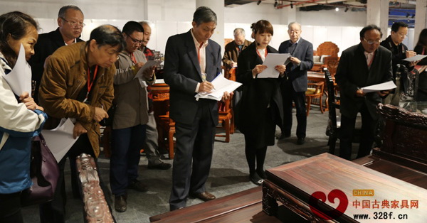  專家團(tuán)進(jìn)行精品評選活動現(xiàn)場打分