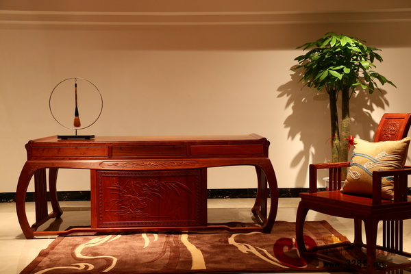 東方藝成《緬甸花梨·靈秀辦公臺》 