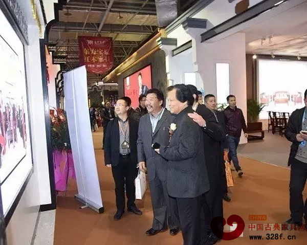 亞太地區(qū)手工藝大師、中國工藝美術大師陸光正等人參觀明清居展廳